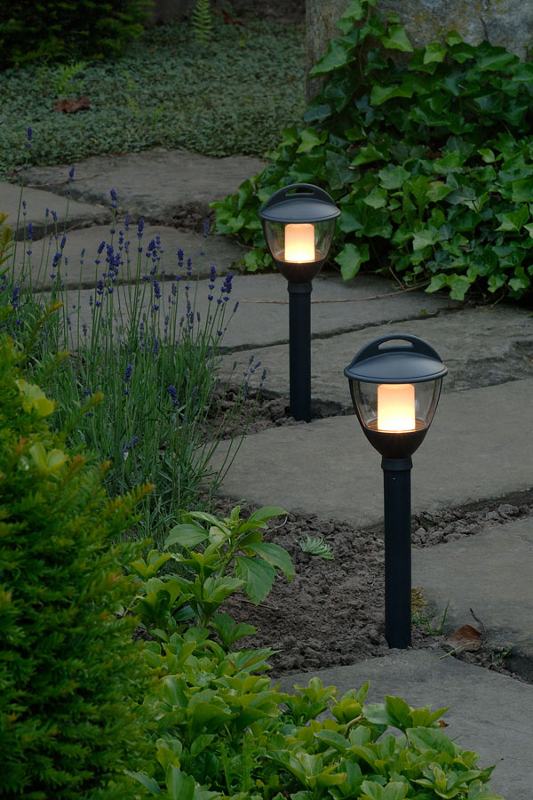 Laurus-2514064-álló-kertilámpa-este
